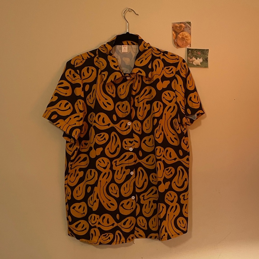 Smiley face button up🧷✨😃